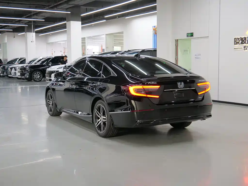Accord Sharp· Hybrid 2.0 L Phantom Night · Sharp Smart