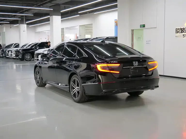 Honda Accord Sharp· Hybrid 2.0 L Phantom Night · Sharp Smart