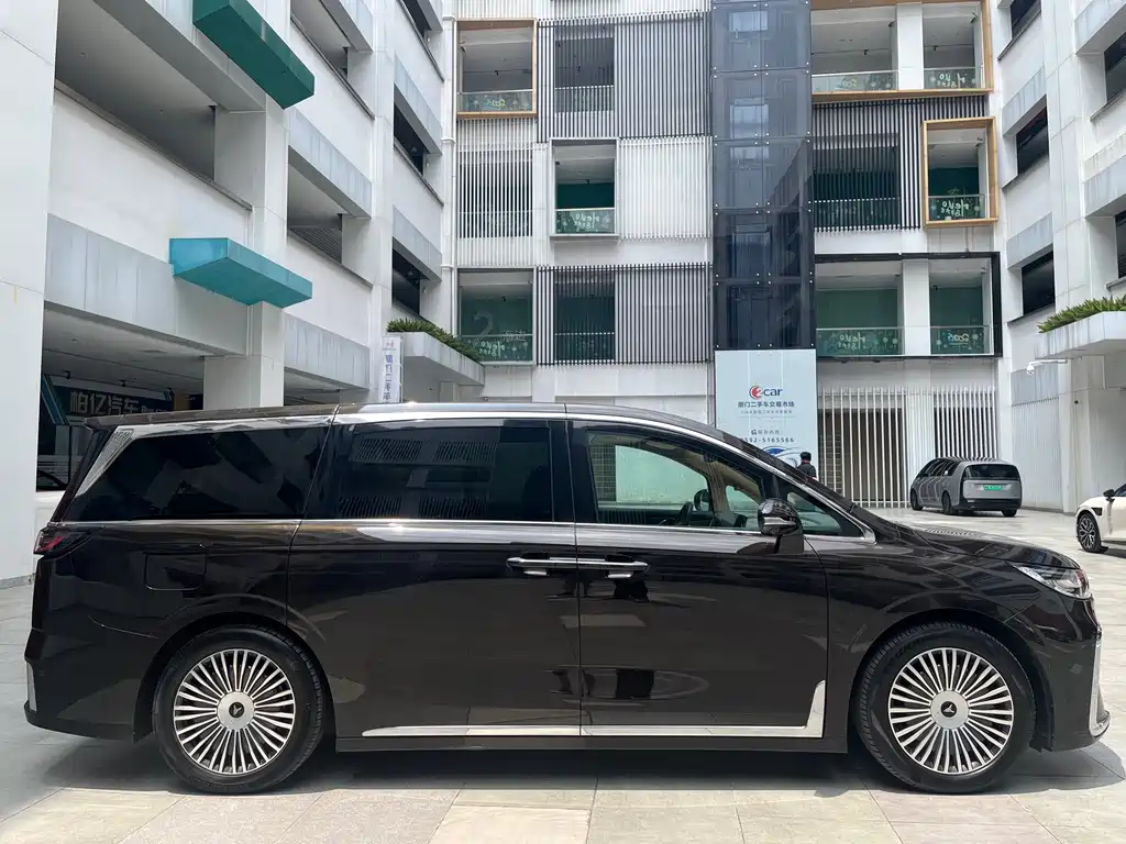 Voyah Dreamer PHEV 4 WD Flagship Kunpeng