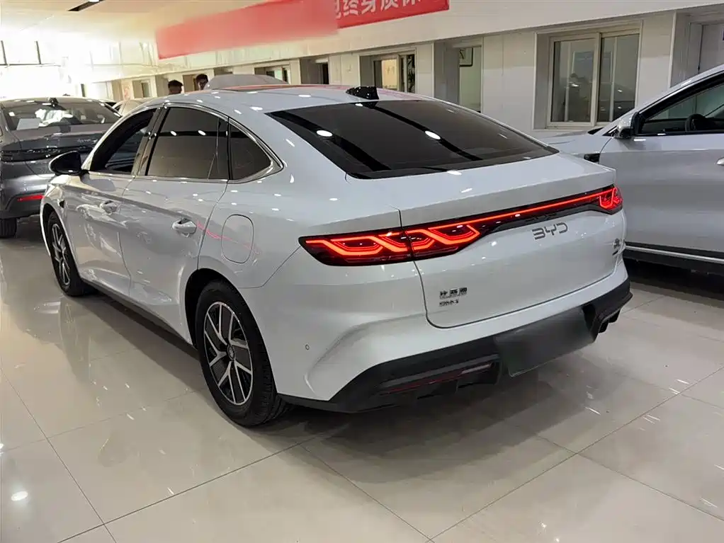 Qin L DM-i Smart Drive 120 KM Leading