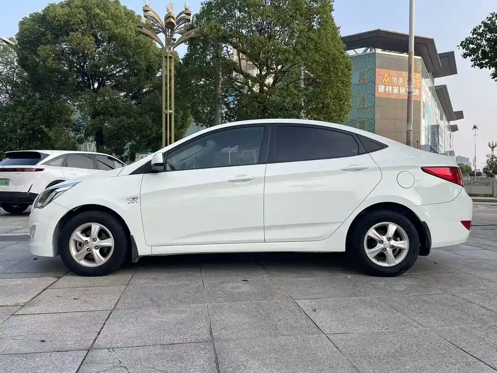 Accent 1.4 L Auto Intelligent GLS
