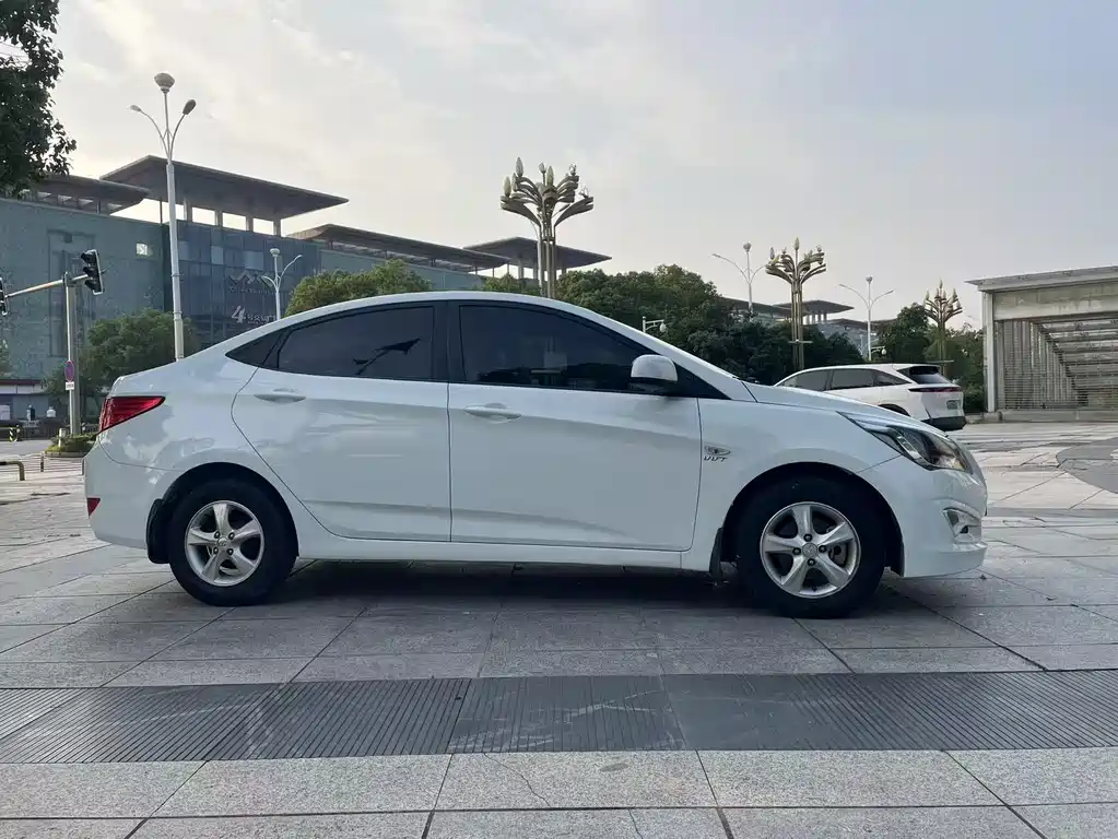 Accent 1.4 L Auto Intelligent GLS
