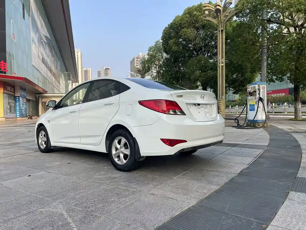 Accent 1.4 L Auto Intelligent GLS