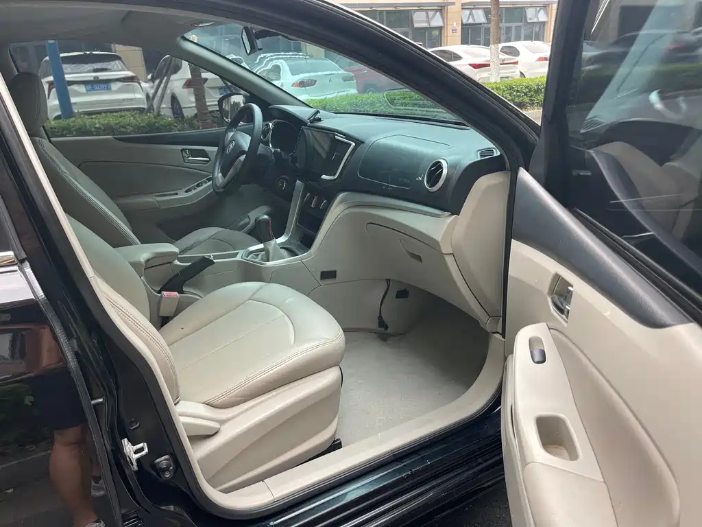 Venucia T70 1.6 L Manual Wise Travel