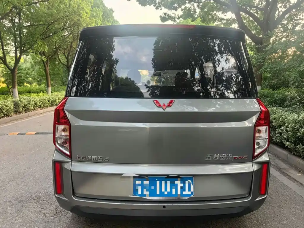 Wuling Hongguang PLUS 1.5 L Manual Standard 5-seat