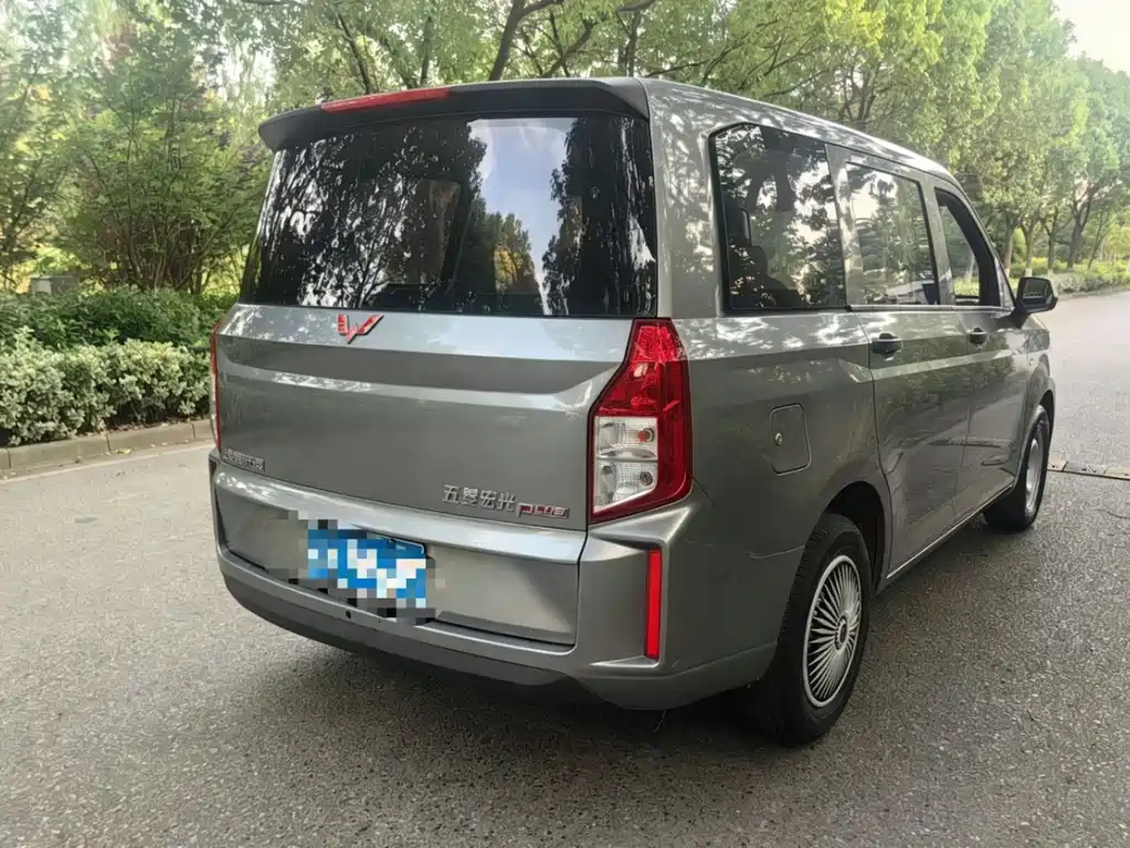 Wuling Hongguang PLUS 1.5 L Manual Standard 5-seat