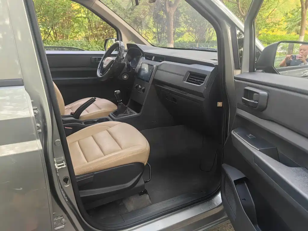 Wuling Hongguang PLUS 1.5 L Manual Standard 5-seat
