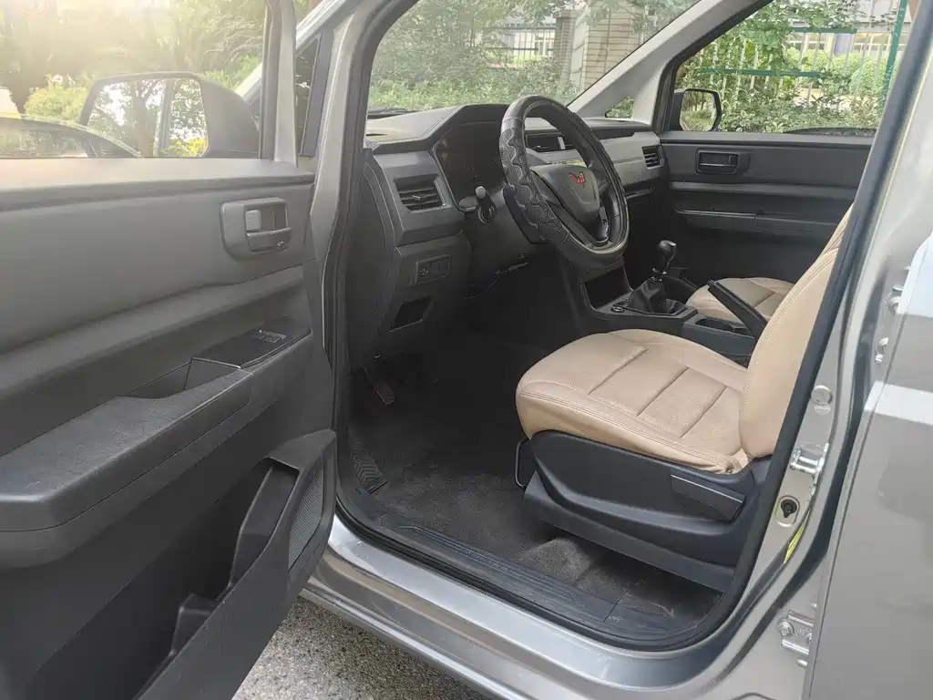 Wuling Hongguang PLUS 1.5 L Manual Standard 5-seat