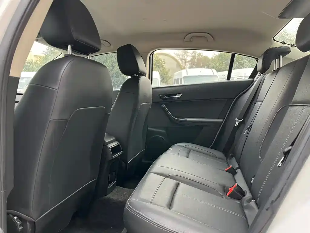 Qoros 3 3 S Sedan 1.5 T CVT Leading