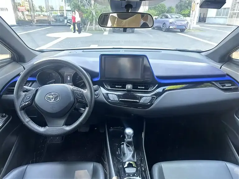Toyota C-HR 2.0 L Leading