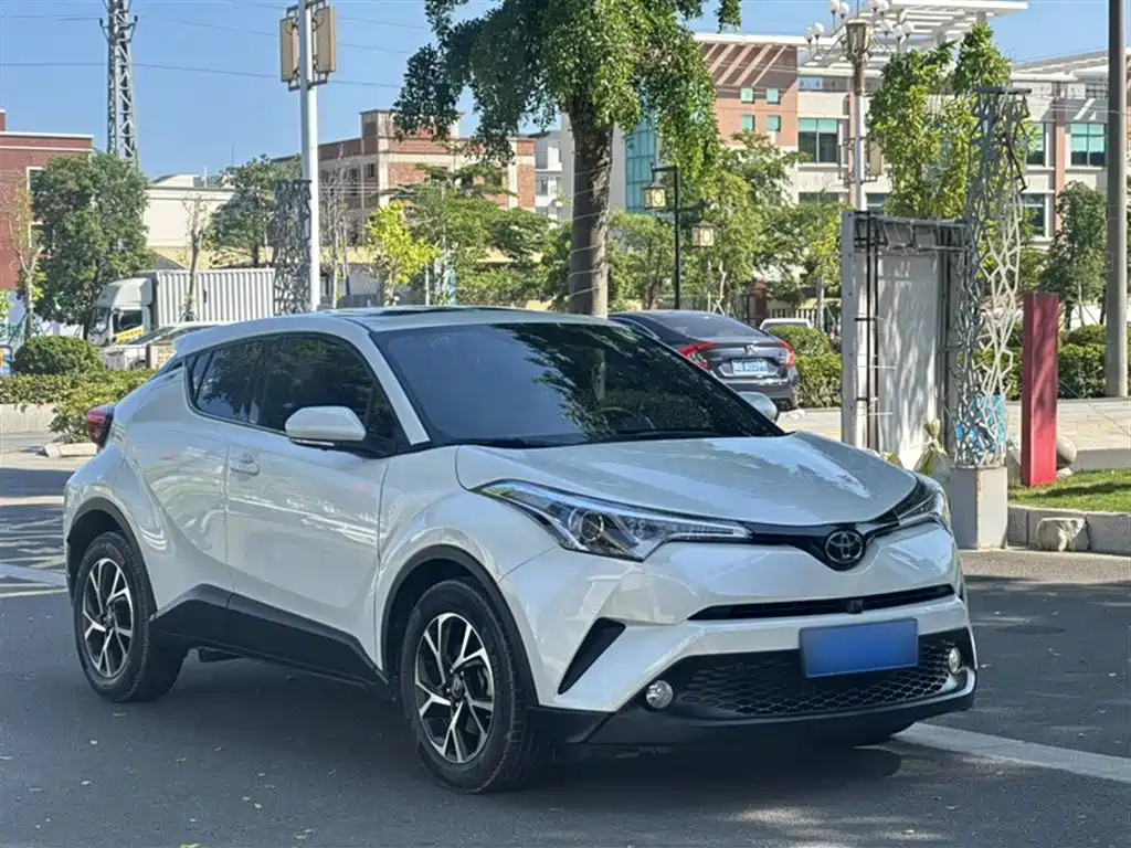 Toyota C-HR 2.0 L Leading