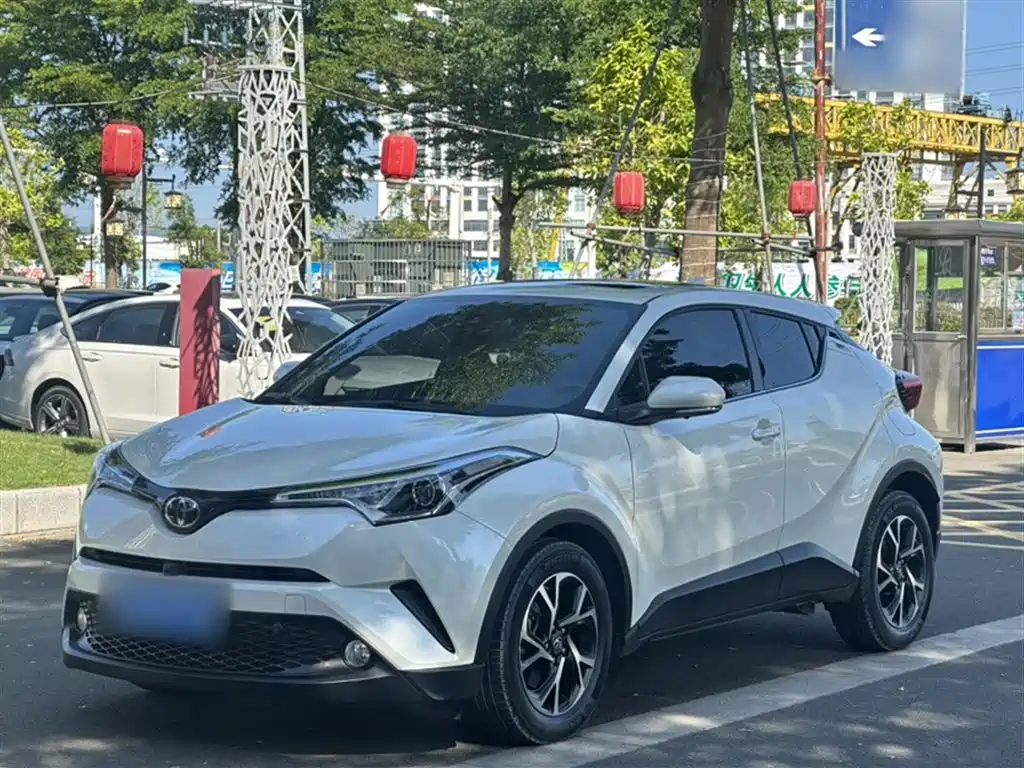 Toyota C-HR 2.0 L Leading