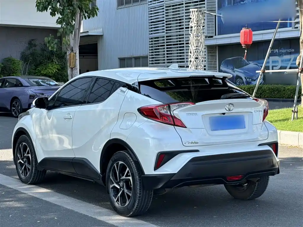 Toyota C-HR 2.0 L Leading