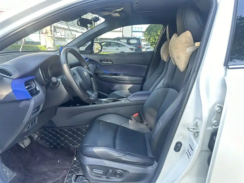 Toyota C-HR 2.0 L Leading