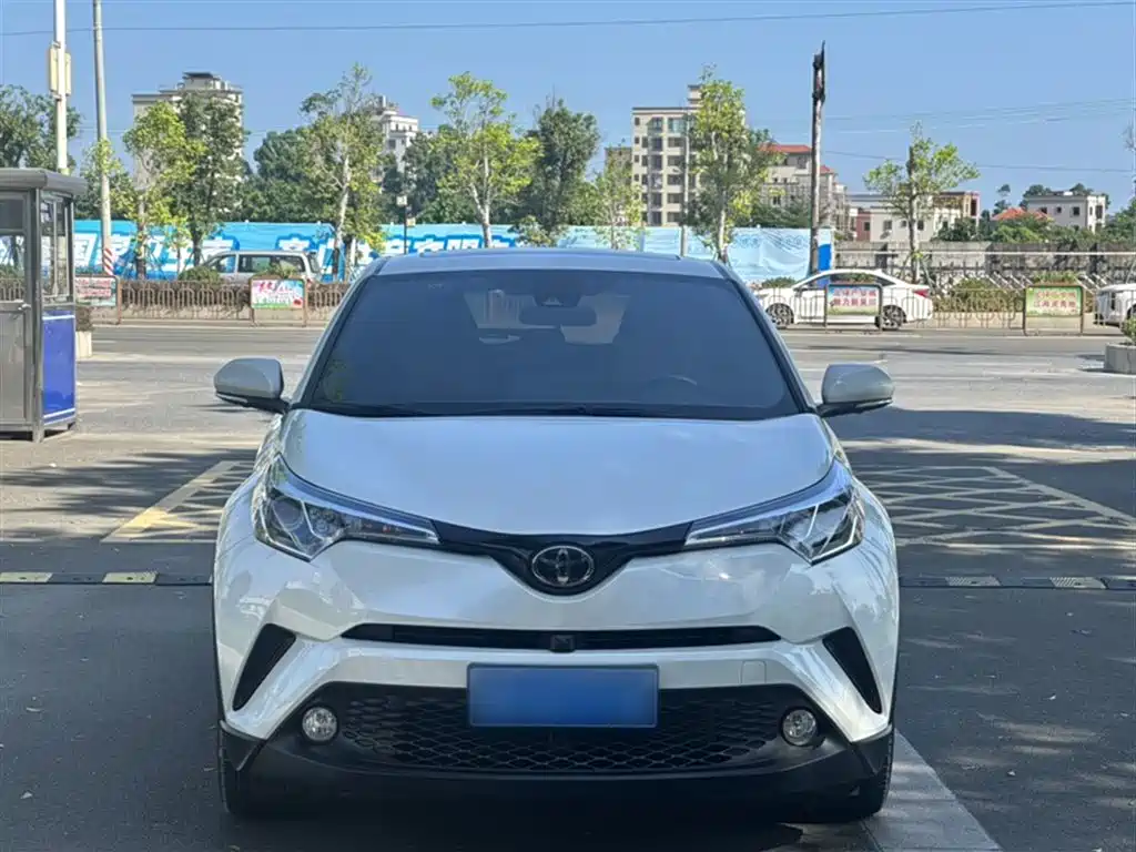 Toyota C-HR 2.0 L Leading