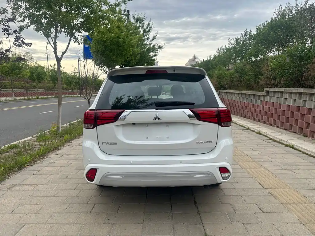Outlander 2.0 L 2 WD Smooth Travel 5-seat