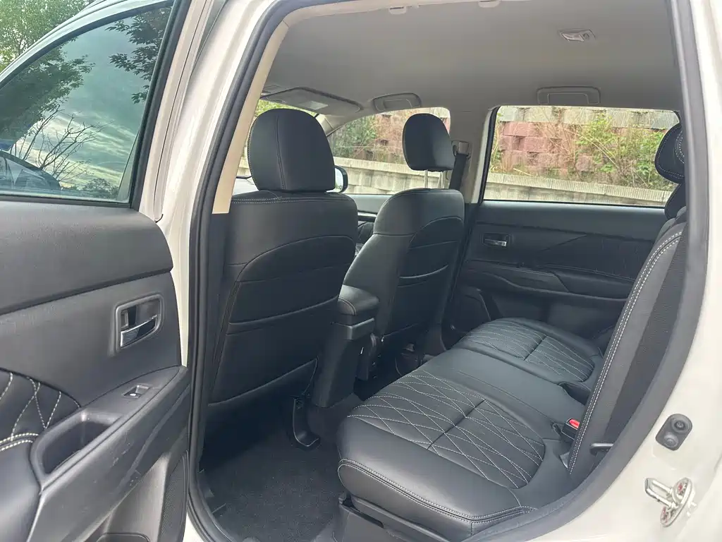 Outlander 2.0 L 2 WD Smooth Travel 5-seat