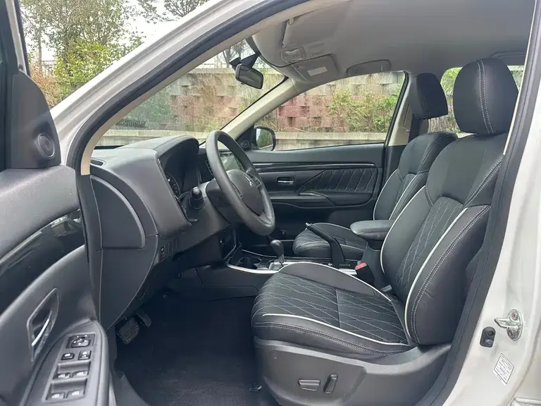 Mitsubishi Outlander 2.0 L 2 WD Smooth Travel 5-seat