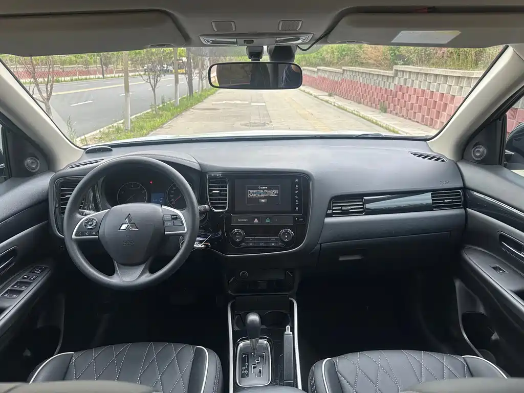 Outlander 2.0 L 2 WD Smooth Travel 5-seat