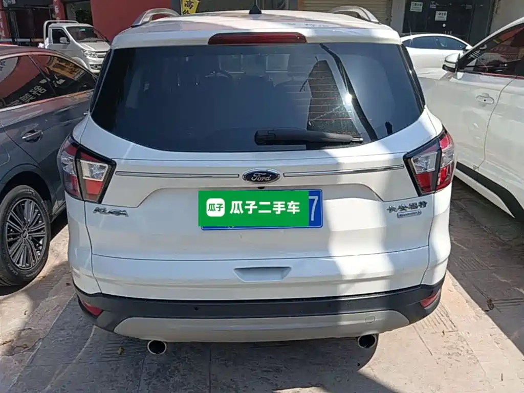Kuga EcoBoost 180 2 WD Platinum Wing