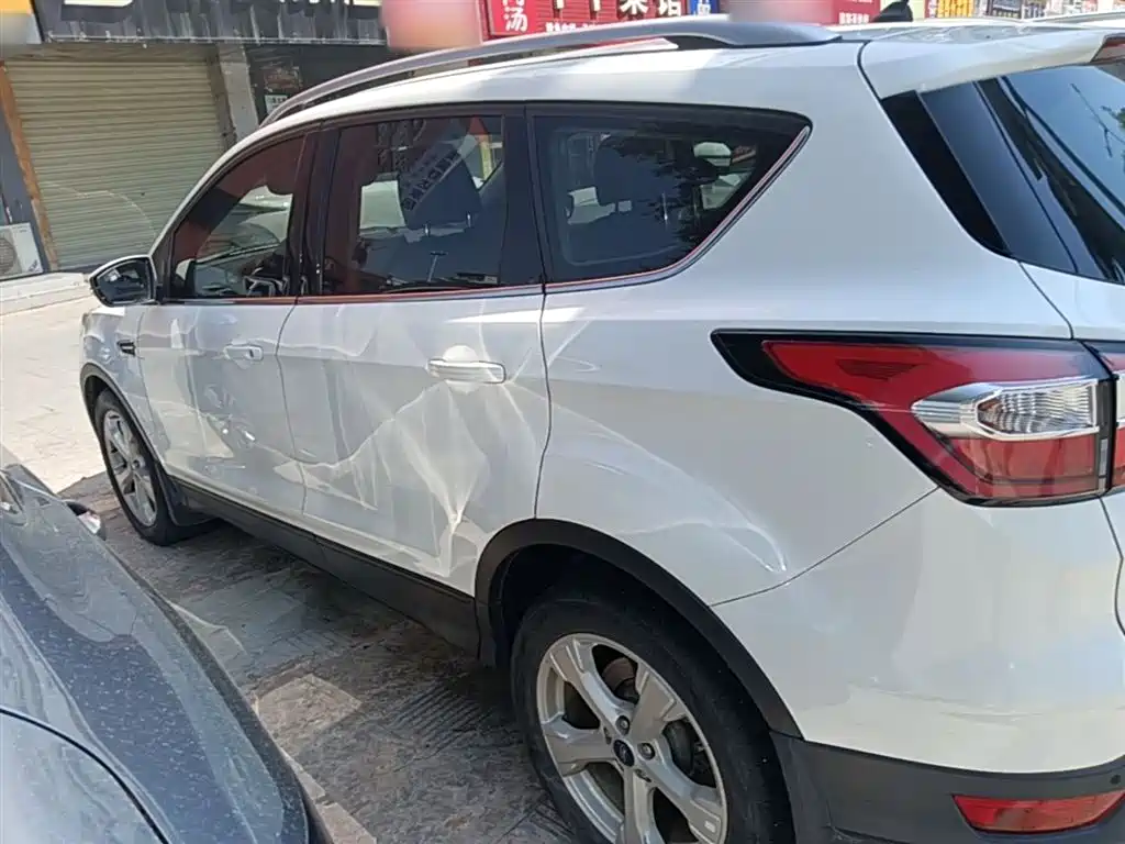 Kuga EcoBoost 180 2 WD Platinum Wing