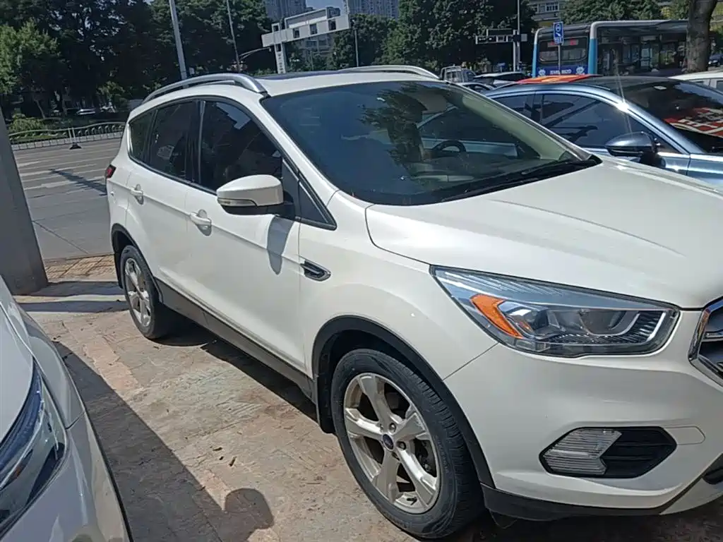 Kuga EcoBoost 180 2 WD Platinum Wing