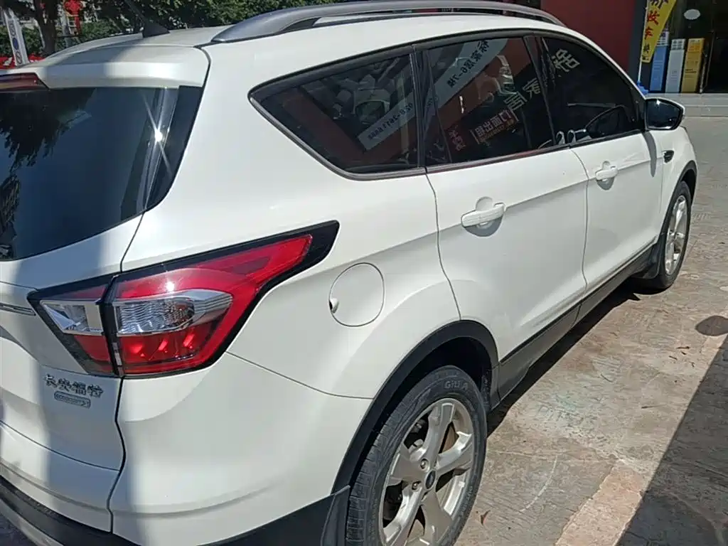 Kuga EcoBoost 180 2 WD Platinum Wing