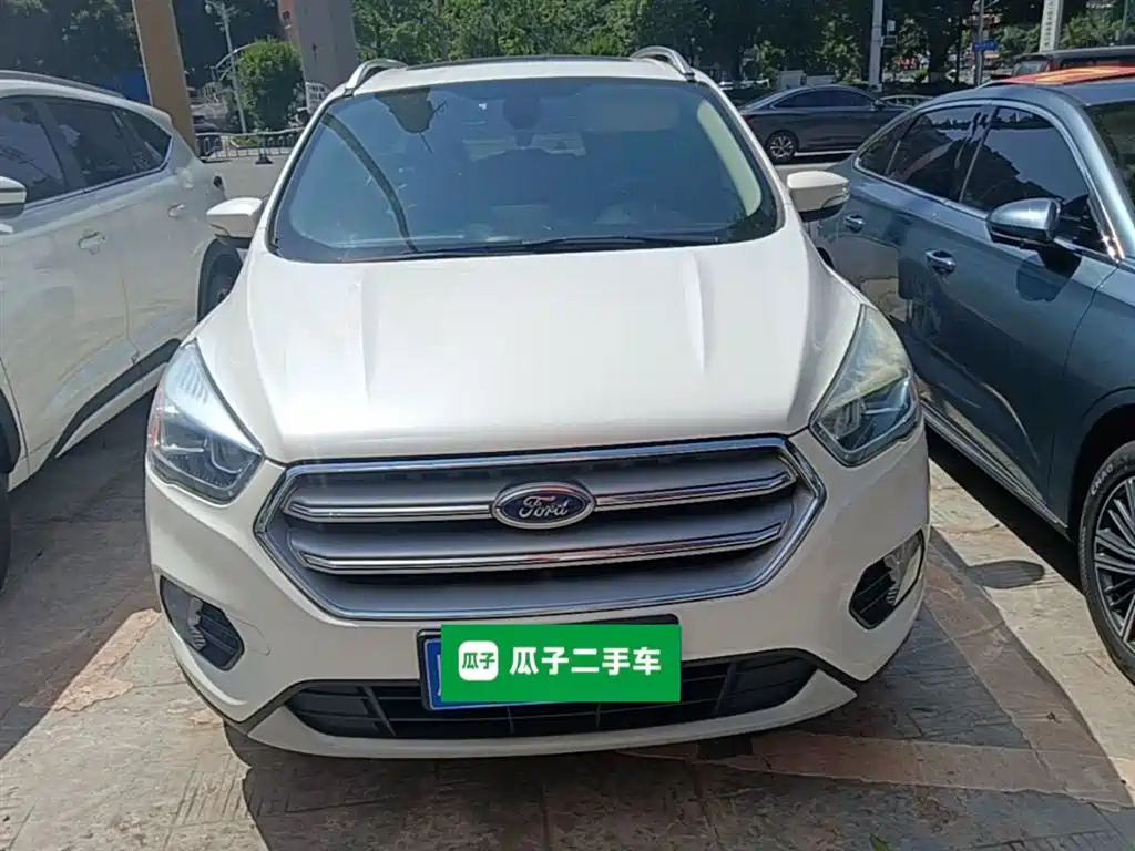 Kuga EcoBoost 180 2 WD Platinum Wing