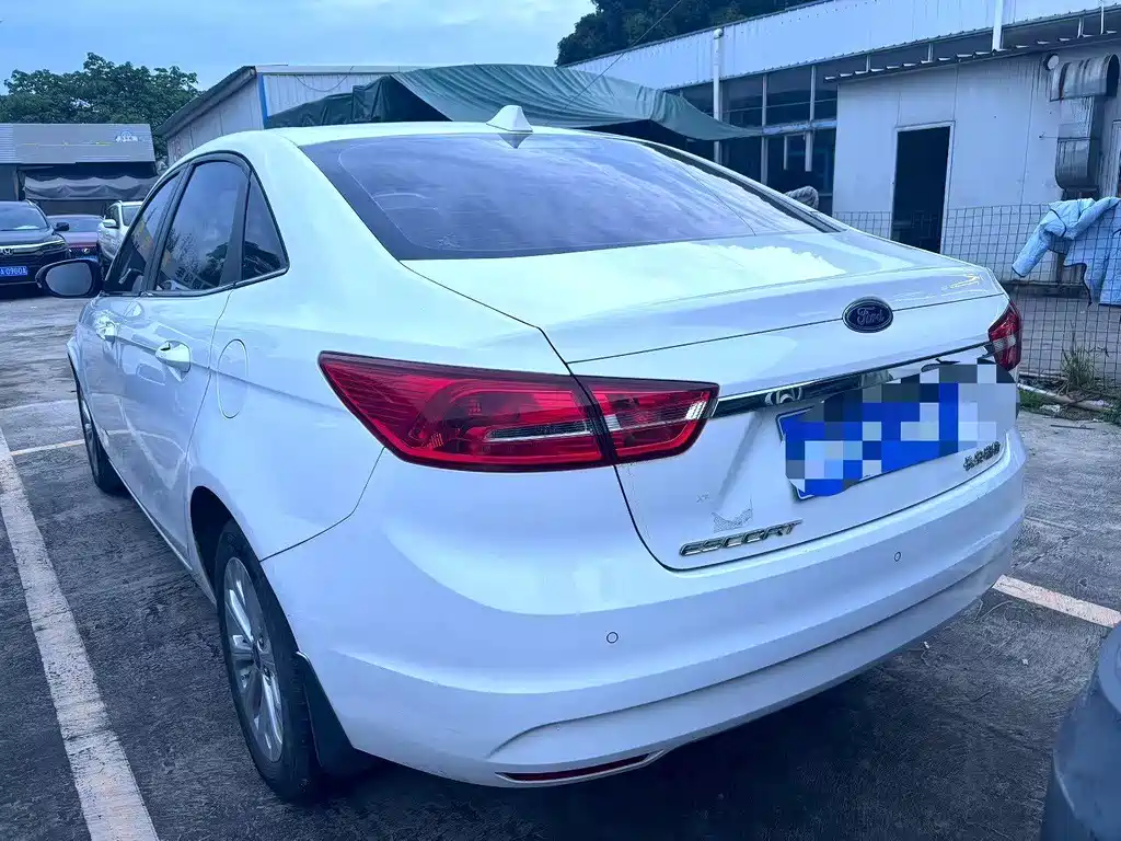 Escort 1.5 L Auto Fashion