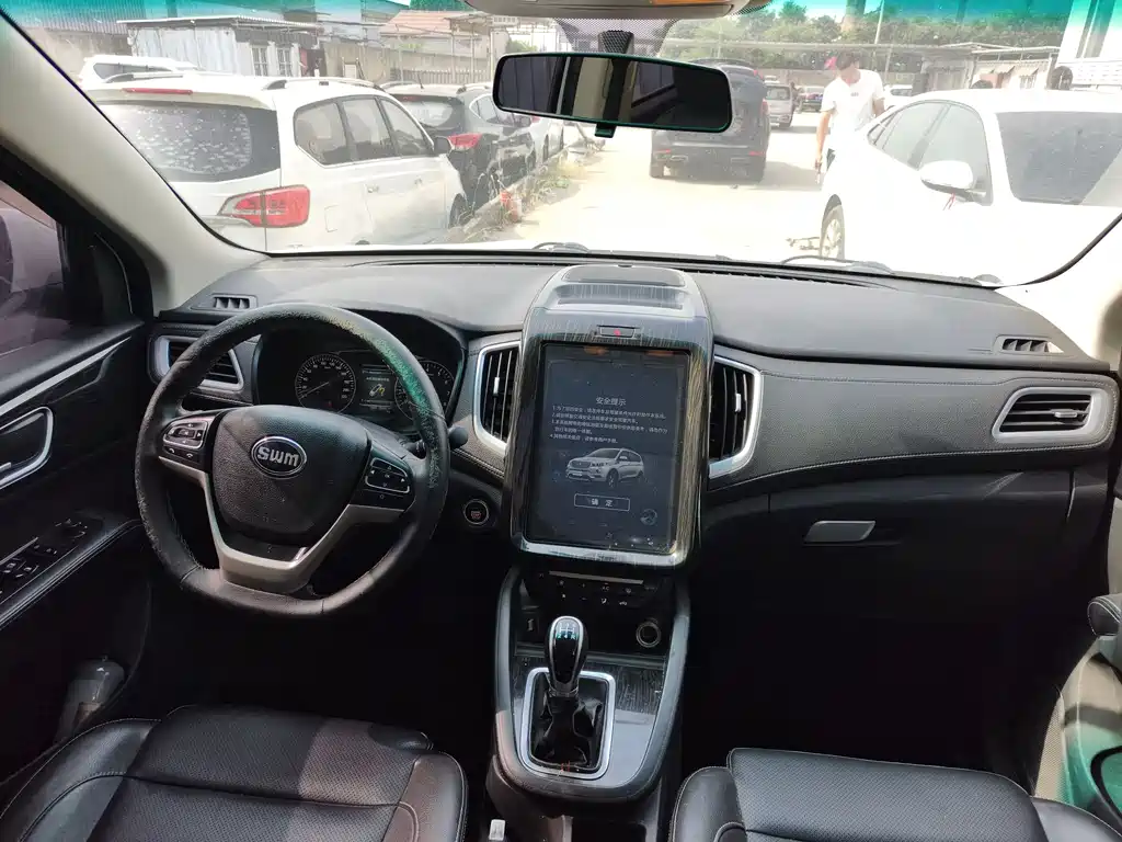 SWM X7 1.5 T Manual Luxury 7-seat