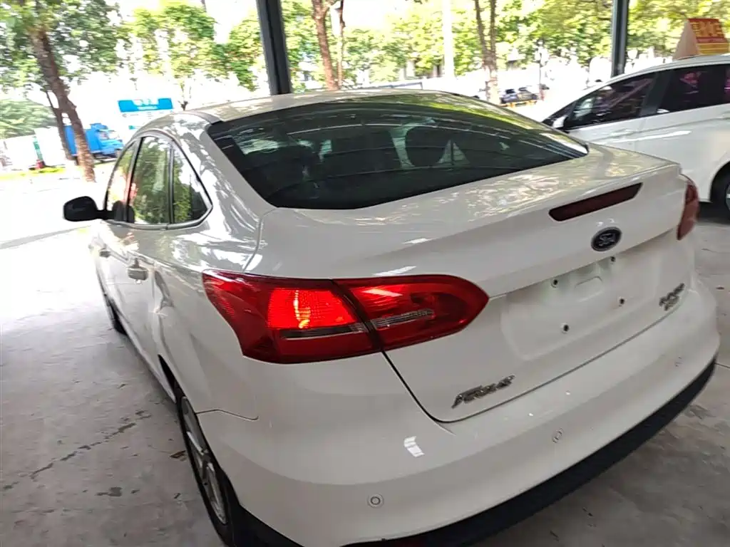 Focus Sedan EcoBoost 125 Auto Super Style