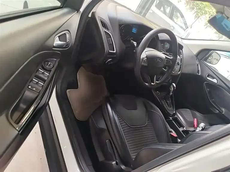 Ford Focus Sedan EcoBoost 125 Auto Super Style