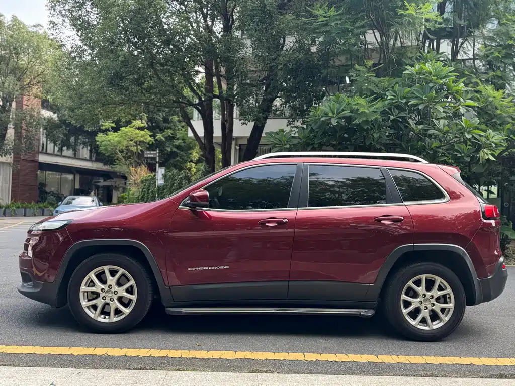 Cherokee 2.4 L Leading