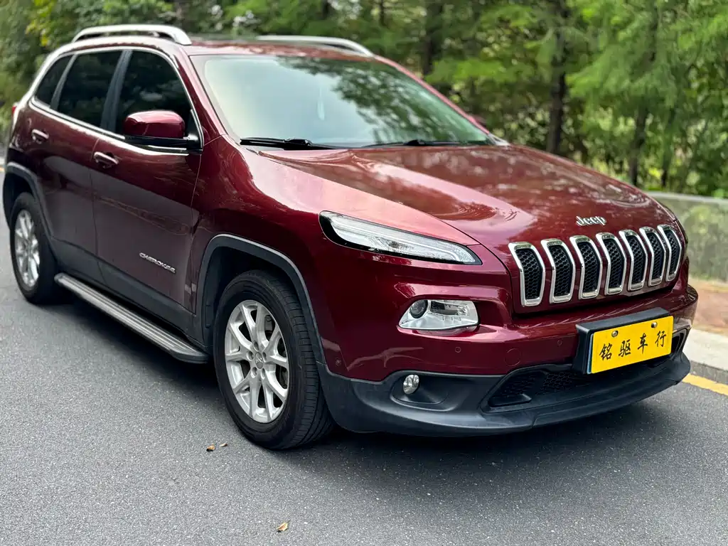 Cherokee 2.4 L Leading