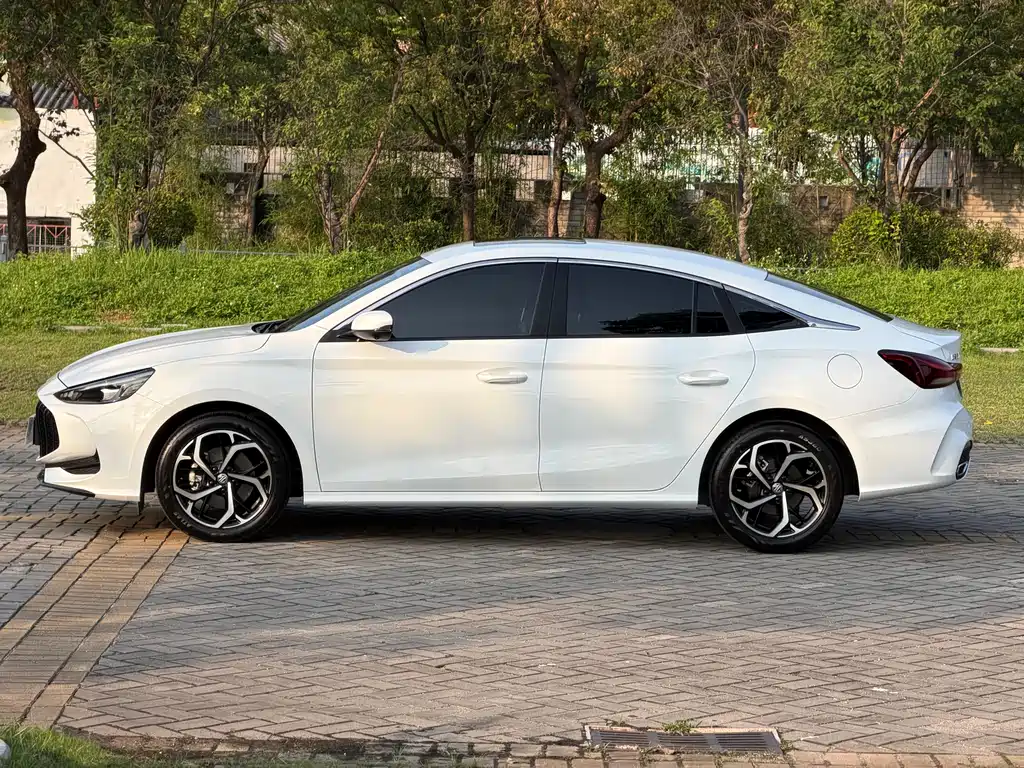 MG5 300 TGI Global Flagship