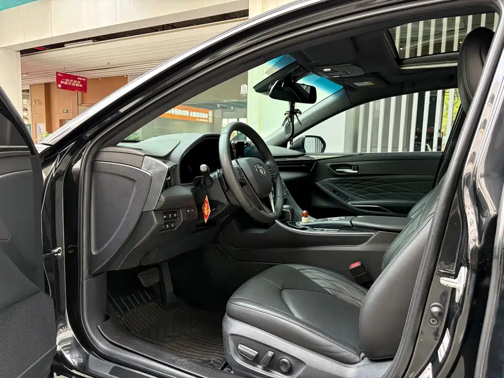 Avalon 2.5 L Touring Distinguished CN-V