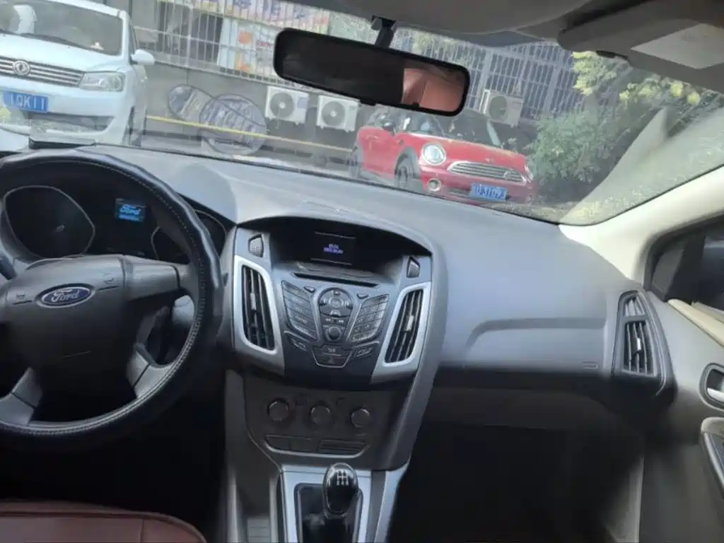 Focus Sedan 1.6 L Manual Comfort