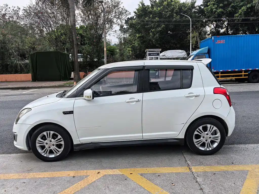 Swift 1.5 L Auto Standard