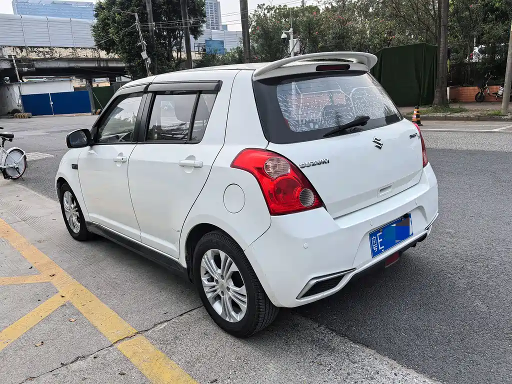 Swift 1.5 L Auto Standard