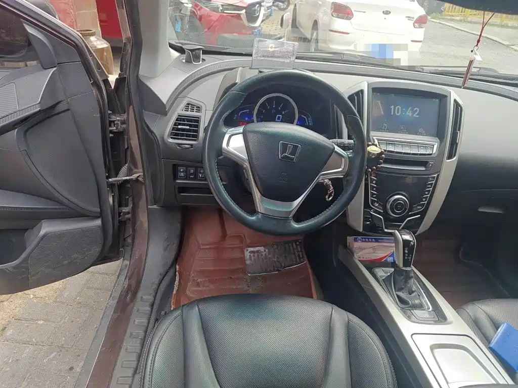 URX 6 SUV 1.8 T Fashion