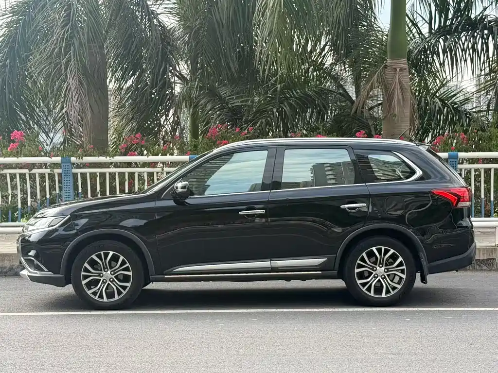 Outlander 2.4 L 4 WD Elite 5-seat