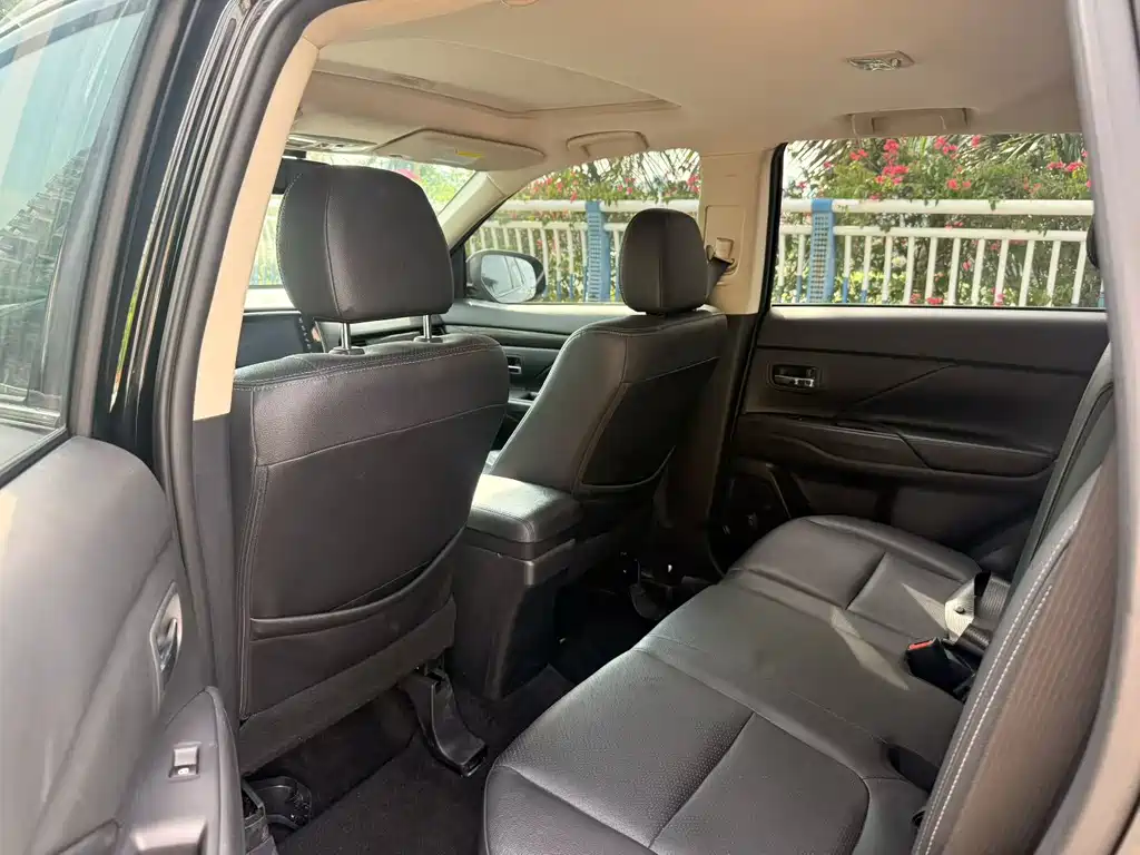 Outlander 2.4 L 4 WD Elite 5-seat