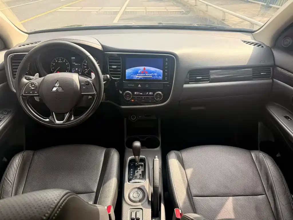 Outlander 2.4 L 4 WD Elite 5-seat