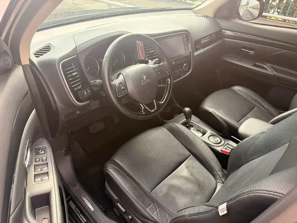 Outlander 2.4 L 4 WD Elite 5-seat