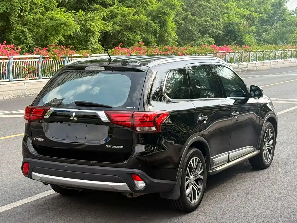 Outlander 2.4 L 4 WD Elite 5-seat