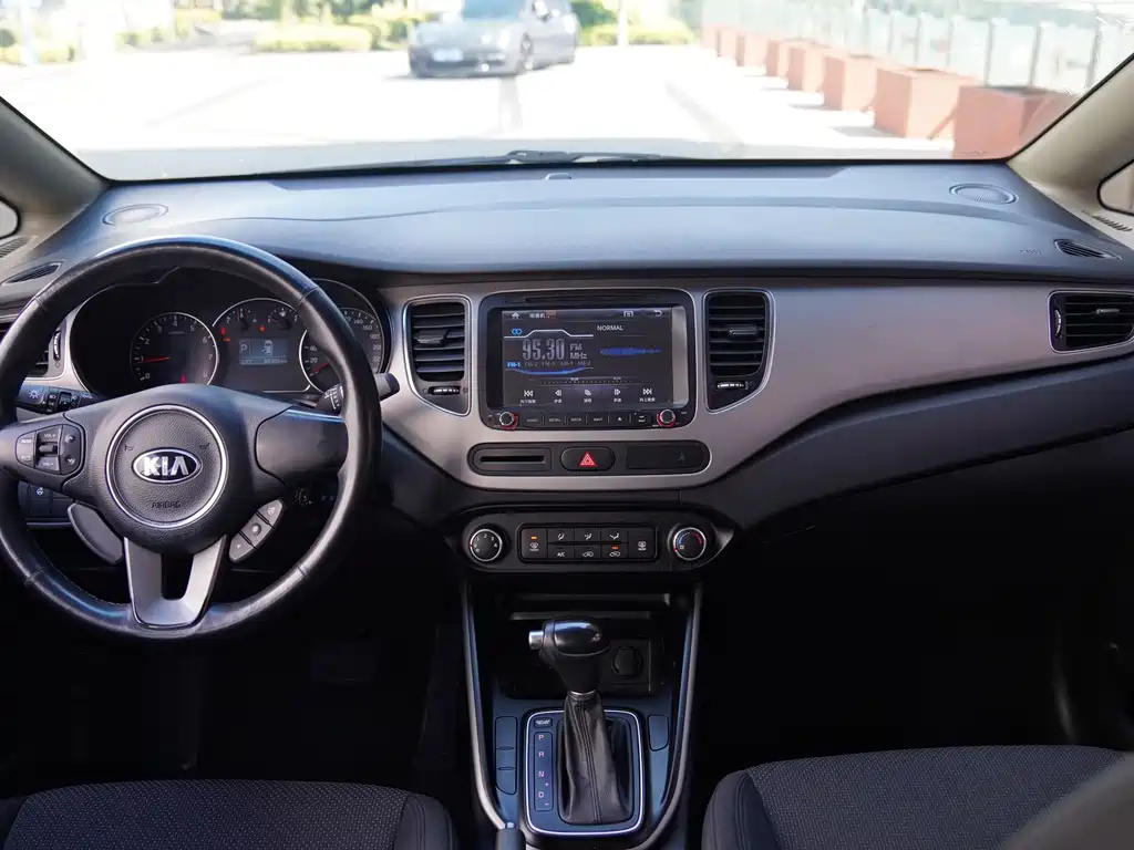 Carens 2.0 L 5-seat Auto Standard CN-IV