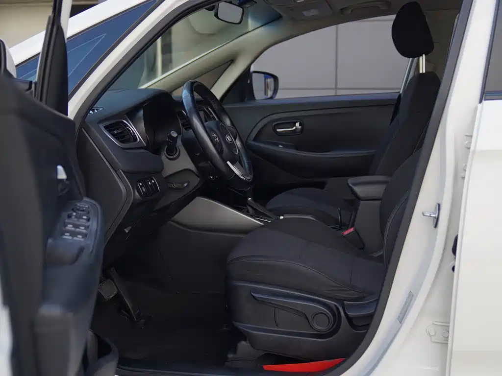 Carens 2.0 L 5-seat Auto Standard CN-IV
