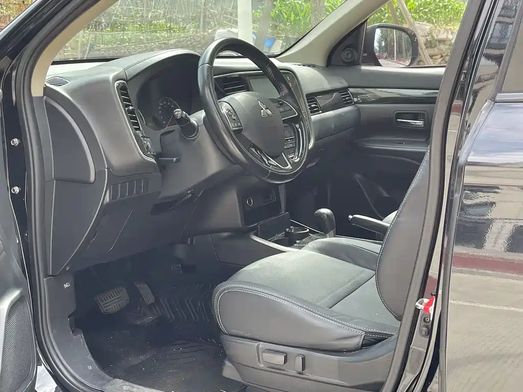 Outlander 2.0 L 2 WD Excellence 7-seat