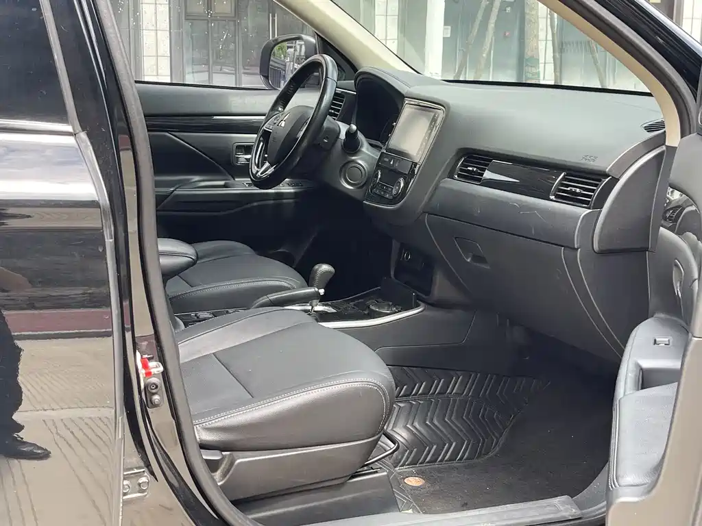 Outlander 2.0 L 2 WD Excellence 7-seat