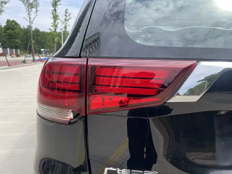 Mitsubishi Outlander 2.0 L 2 WD Excellence 7-seat
